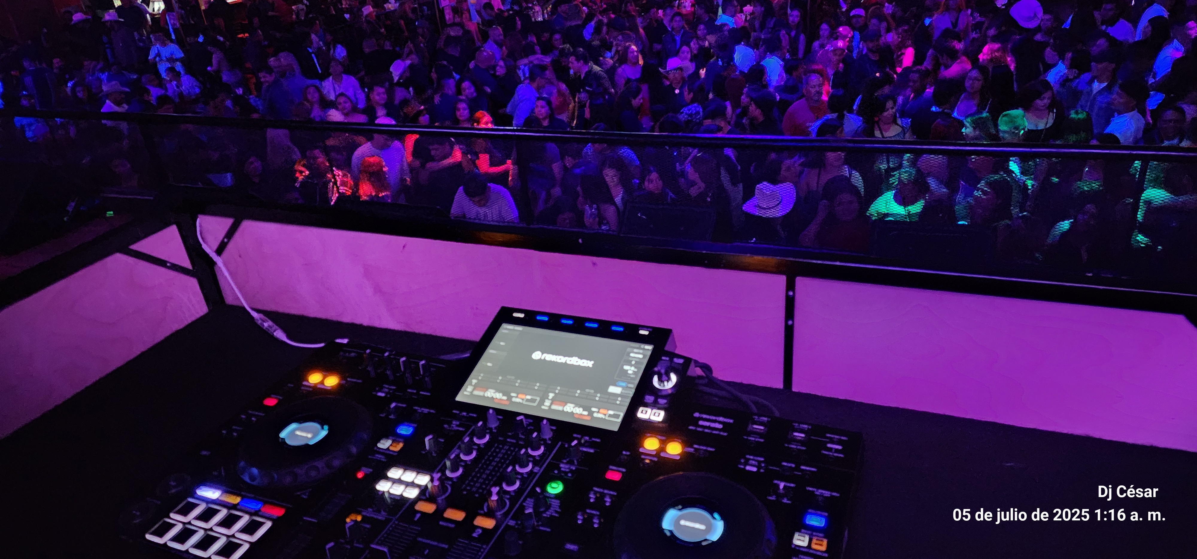 DJ Sonido Ozono performando